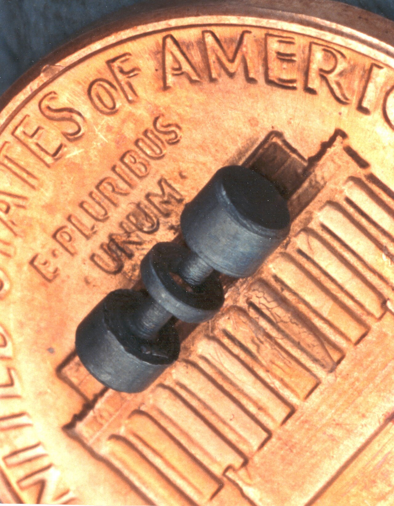 Armadilha de íons em câmara de vácuo com feixes de laser alinhados, laboratório do NIST.